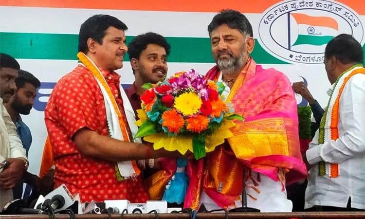 ಪುತ್ರನೊಂದಿಗೆ ಕಾಂಗ್ರೆಸ್ ಸೇರ್ಪಡೆಯಾದ ಕಲಾ ಸಾಮ್ರಾಟ್ ಎಸ್. ನಾರಾಯಣ್