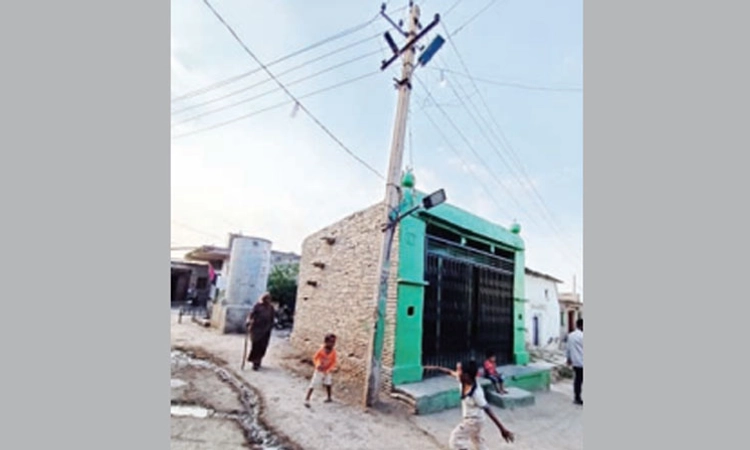 ಅಪಾಯ ಆಹ್ವಾನಿಸುತ್ತಿವೆ ವಿದ್ಯುತ್‌ ಕಂಬ