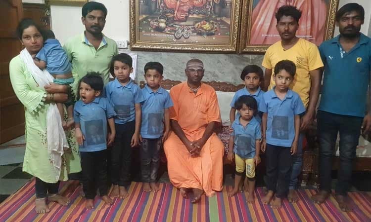 ‘ಜೇಮ್ಸ್’ ಚಿತ್ರ ವಿಶ್ವದಾಖಲೆ ಆಚರಿಸಿಲೆಂದು ಪುಟಾಣಿಗಳು, ಪೋಷಕರಿಂದ 525 ಕಿ.ಮೀ ಪಾದಯಾತ್ರೆ