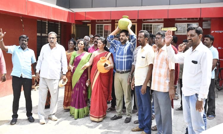 ನೀರಿನ ಸಮಸ್ಯೆ ಪರಿಹರಿಸಲು ಒತ್ತಾಯಿಸಿ ಪ್ರತಿಭಟನೆ