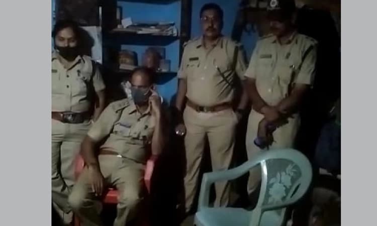 ಮನೆ ಮೇಲೆ ದಾಳಿ ಮಾಡಲು ಬಂದ ಅರಣ್ಯಾಧಿಕಾರಿಗಳನ್ನು 2 ಗಂಟೆ ಕೂಡಿ ಹಾಕಿದ ಗ್ರಾಮಸ್ಥರು