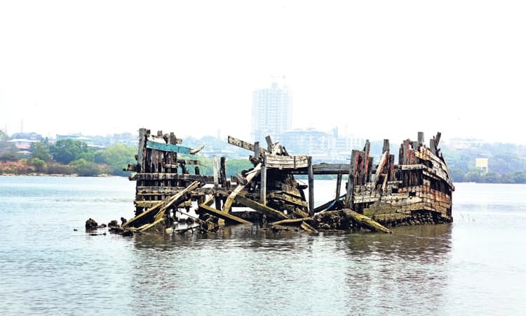 ಫ‌ಲ್ಗುಣಿ ನದಿ ಸಮುದ್ರ ಸೇರುವ ಪ್ರದೇಶ: ಮೀನುಗಾರರಿಗೆ “ಬೋಟ್‌ ಪಳೆಯುಳಿಕೆ’ ಡೇಂಜರ್‌!