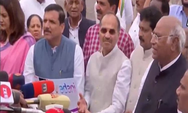 ದೆಹಲಿಯಲ್ಲಿ ಪ್ರತಿಪಕ್ಷ ಸಂಸದರ ಪ್ರತಿಭಟನಾ ಮೆರವಣಿಗೆಗೆ ಪೊಲೀಸರ ತಡೆ ; ವಿಡಿಯೋ