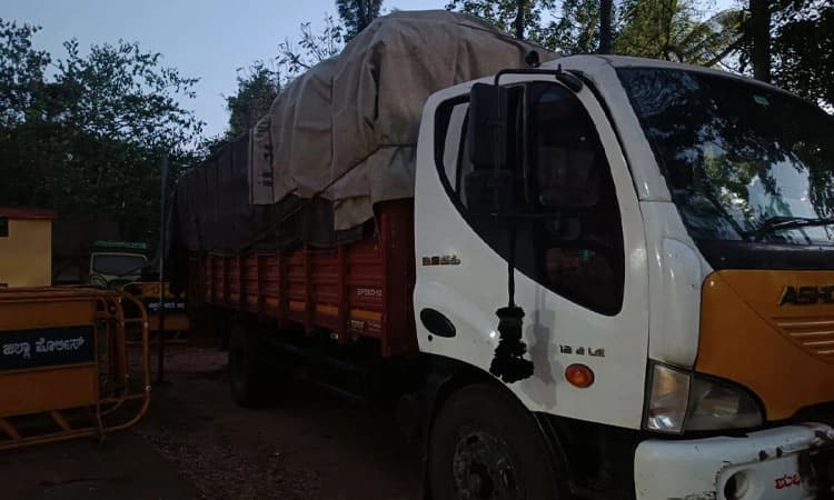 ಚಿಕ್ಕಮಗಳೂರು: ಮತದಾರರಿಗೆ ಹಂಚಲು ತಂದಿದ್ದ 150 ಕ್ವಿಂಟಾಲ್ ಅಕ್ಕಿ ವಶ