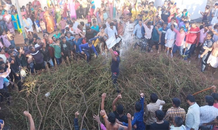 ವಲ್ಲಭಾಪೂರ ಆಂಜನೇಯಸ್ವಾಮಿಗೆ ಯುಗಾದಿ ಹಬ್ಬದ ಮುಳ್ಳು ಕಂಟಿ ಸೇವೆಯ ಪರಾಕಾಷ್ಟೆ ವೈಭವ