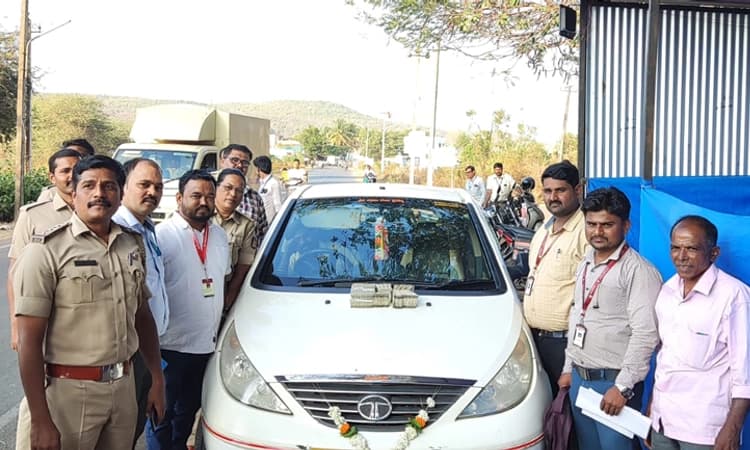 ಬೆಳಗಾವಿ: ದಾಖಲೆ ಇಲ್ಲದೇ ಕಾರಿನಲ್ಲಿ ಸಾಗಿಸುತ್ತಿದ್ದ 9 ಲಕ್ಷ ರೂ. ನಗದು ವಶ