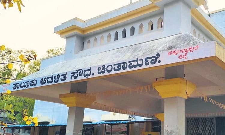 ರೈತರಿಗೆ ಸಮಸ್ಯೆ ಕೇಳುವವರೇ ಇಲ್ಲ