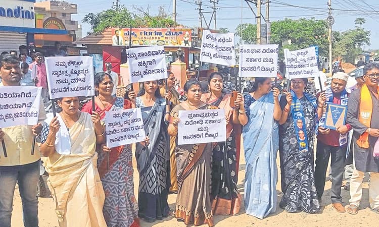 ಬಸ್‌ ನಿಲ್ದಾಣ ಉದ್ದಾಟನೆಗೆ ತೀವ್ರ ವಿರೋಧ  