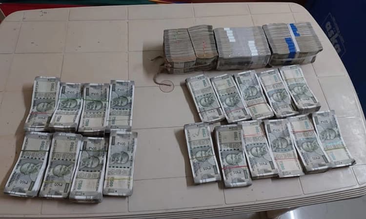 ಮುಳಗುಂದ: ಕಾರಿನಲ್ಲಿ ಸಾಗಾಟ ಮಾಡುತ್ತಿದ್ದ ದಾಖಲೆಯಿಲ್ಲದ 24 ಲಕ್ಷ ರೂ. ಸೀಜ್