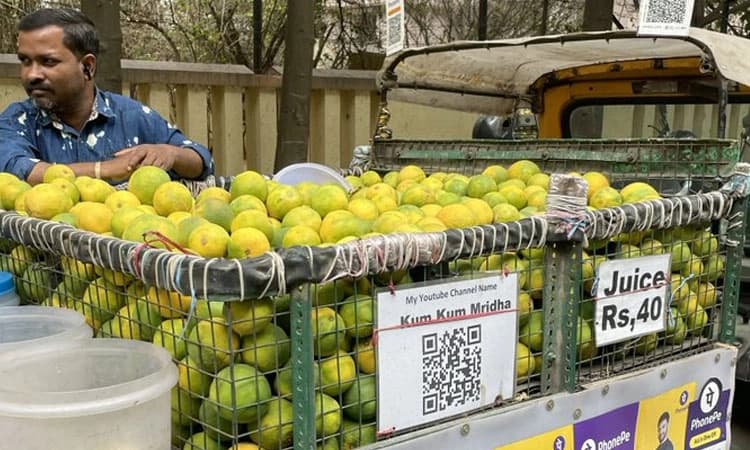 ವೈರಲ್: ಜ್ಯೂಸ್‌ ಮಾರುವುದರ ಜೊತೆ ಯೂಟ್ಯೂಬರ್ ಆಗಿಯೂ ಫೇಮ್‌ ಆದ ಬೆಂಗಳೂರಿನ ವ್ಯಾಪಾರಿ