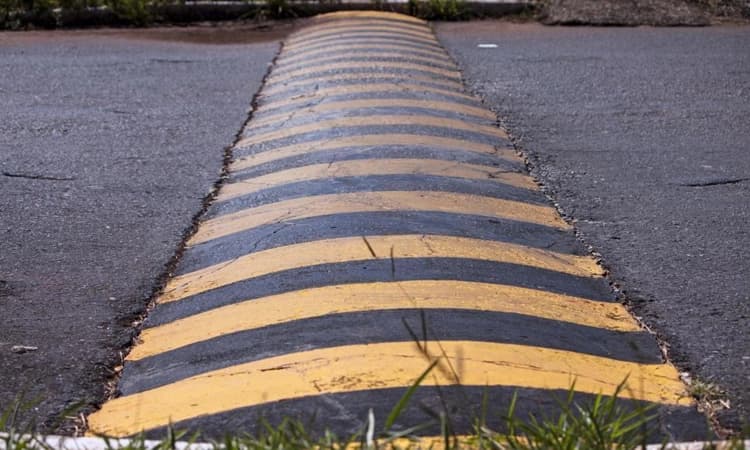 ಹಂಪ್‌ನಲ್ಲಿ ಬಸ್‌ ಜಂಪ್‌: ಪ್ರಯಾಣಿಕನಿಗೆ ಗಂಭೀರ ಗಾಯ