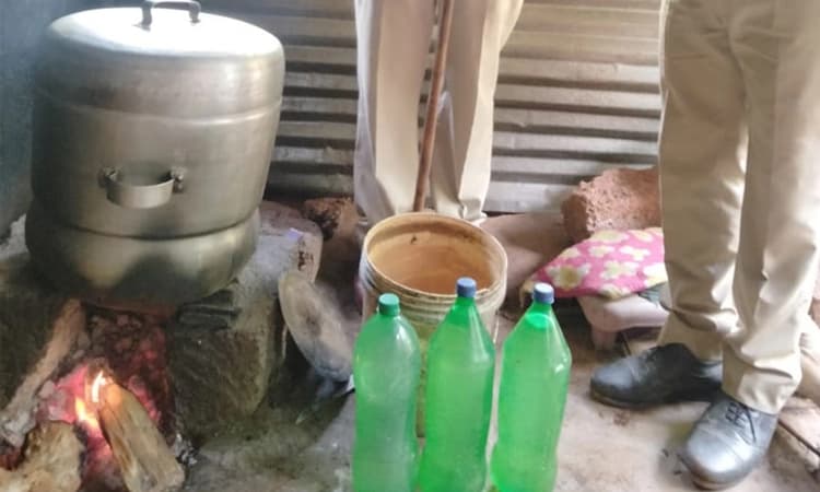 ಬಿದರಹಳ್ಳಿಯ ಕಳ್ಳಭಟ್ಟಿ ಅಡ್ಡೆಯ ಮೇಲೆ ಅಬಕಾರಿ ಪೊಲೀಸರ ದಾಳಿ