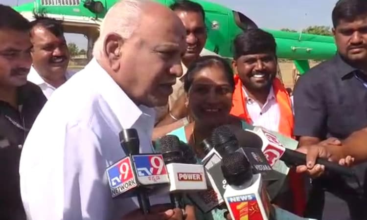 ಪೂರ್ಣಿಮಾ ಹೆಗಲ ಮೇಲೆ ಕೈ ಇಟ್ಟು, ‘ನಮ್ಮ ಜೊತೆಯಲ್ಲೇ ಇದ್ದಾರೆ’ ಎಂದ ಬಿಎಸ್‌ವೈ