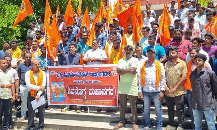 ಡಿಸಿ ಕಚೇರಿ ಮುಂದೆ ಆಜಾನ್ ವಿಚಾರ: ಹಿಂದೂ ಕಾರ್ಯಕರ್ತರಿಂದ ಗೋಮೂತ್ರ ಹಾಕಿ ಸ್ಥಳ ಶುದ್ದೀಕರಣ