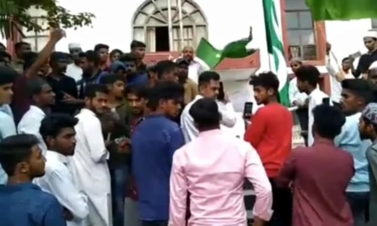 ಶಿವಮೊಗ್ಗ ಡಿಸಿ ಕಚೇರಿ ಆವರಣದಲ್ಲಿ ಆಜಾನ್; ಯುವಕನ ಮೇಲೆ ಕೇಸ್, ಎಚ್ಚರಿಕೆ