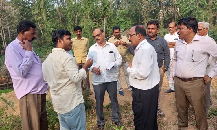 ಅರಂತೋಡು: ಪ್ರಾಕೃತಿಕ ವಿಕೋಪ ಸ್ಥಳಕ್ಕೆ ಅಧಿಕಾರಿಗಳು ಭೇಟಿ