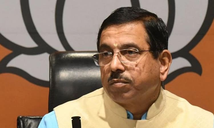 ಅನುಭವದ ಮೇಲೆ ಸಿದ್ದುಗೆ ರಾಹುಲ್ ಗಾಂಧಿ ಸಲಹೆ: ಜೋಶಿ ವ್ಯಂಗ್ಯ