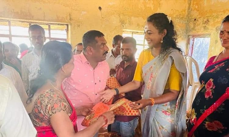 ಗಿಫ್ಟ್ ಪಾಲಿಟಿಕ್ಸ್; ಕಾಂಗ್ರೆಸ್ ಟಿಕೆಟ್ ಆಕಾಂಕ್ಷಿ ನಯನ ಮೋಟಮ್ಮರಿಂದ ಗಿಫ್ಟ್ ಭಾಗ್ಯ