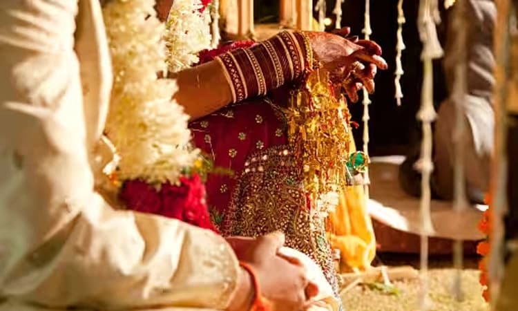 ಮುಷ್ಕರ: 28 ಕಿ.ಮೀ. ನಡೆದು ಮದುವೆಯಾದ!