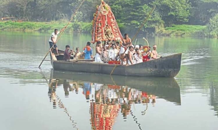 ನಂದ್ಯ ಕ್ಷೇತ್ರದಿಂದ ಪೊಳಲಿಗೆ ದೋಣಿಯಲ್ಲಿ ಆಗಮಿಸುವ ಭಂಡಾರ