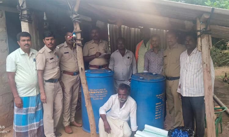 ಕನಕಗಿರಿ: ನಕಲಿ ಮದ್ಯ ಮಾರಾಟ; ಪೋಲಿಸ್ ತಂಡ ದಾಳಿ