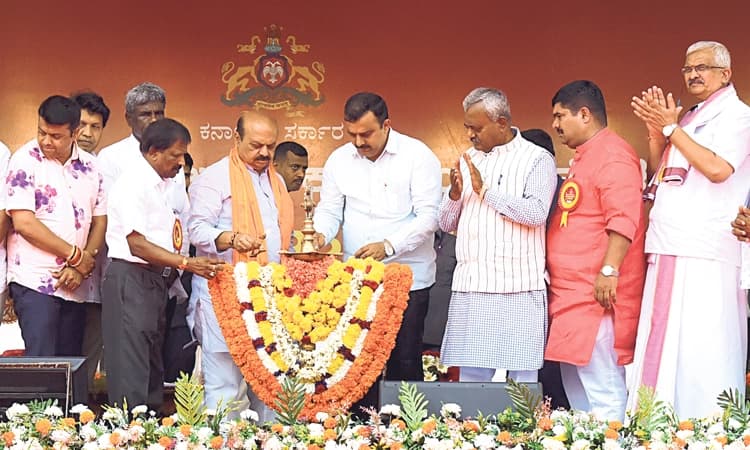 ಕಾಂಗ್ರೆಸ್‌ ಗ್ಯಾರಂಟಿ ಕಾರ್ಡ್‌ ಕಸದ ಬುಟ್ಟಿಗೆ :ಫಲಾನುಭವಿಗಳ ಸಮಾವೇಶದಲ್ಲಿ ಸಿಎಂ ಬೊಮ್ಮಾಯಿ