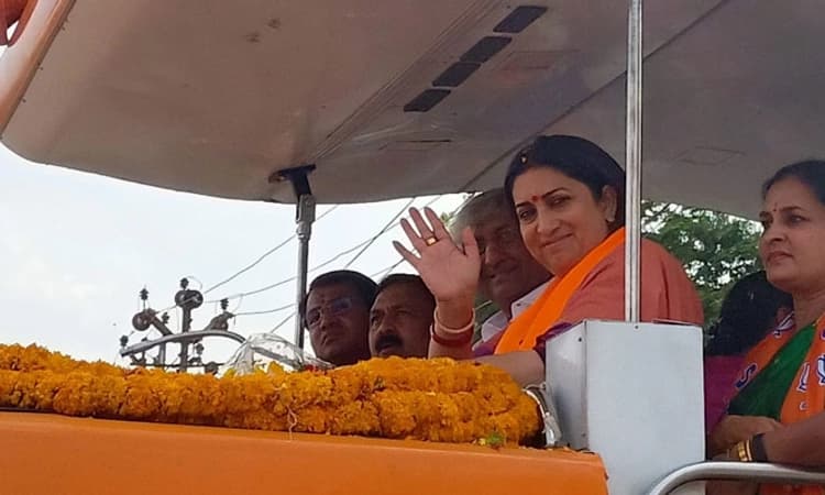 ಗದಗ ನಗರದಲ್ಲಿ ಕೇಂದ್ರ ಸಚಿವೆ ಸ್ಮೃತಿ ಇರಾನಿ ರೋಡ್ ಶೋ