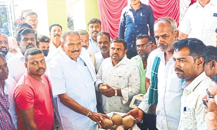 ಕೇಂದ್ರದ ಅವೈಜ್ಞಾನಿಕ ನೀತಿಯಿಂದ ರೈತರಿಗೆ ಸಂಕಷ್ಟ