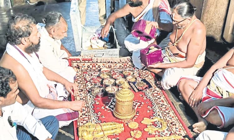 ವೈರಮುಡಿ ಉತ್ಸವಕ್ಕೆ ಆಭರಣಗಳ ಹಸ್ತಾಂತರ