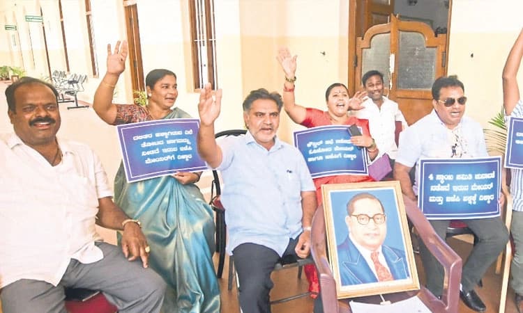 ಮೇಯರ್‌ ವಿರುದ್ಧ ಕೈ, ದಳ ಸದಸ್ಯರ ಪ್ರತಿಭಟನೆ