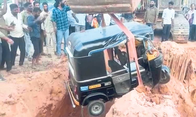 ಕಲ್ಲಡ್ಕ: ಹೆದ್ದಾರಿ ಕಾಮಗಾರಿ ಹೊಂಡಕ್ಕೆ ಬಿದ್ದ ರಿಕ್ಷಾ