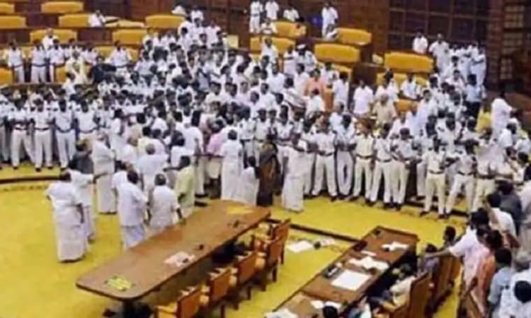 ಕೇರಳ ಸದನದಲ್ಲಿ ಸ್ಪೀಕರ್ ವಿರುದ್ಧ ಆಕ್ರೋಶ ; ತಳ್ಳಾಟದಲ್ಲಿ ಹಲವರಿಗೆ ಗಾಯ