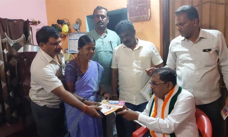 ಗ್ಯಾರಂಟಿ ಕಾರ್ಡ್ ಮನೆ-ಮನೆಗೆ ತಲುಪಿಸುವ ಅಭಿಯಾನದಲ್ಲಿ ಡಾ.ಜಿ.ಪರಮೇಶ್ವರ್