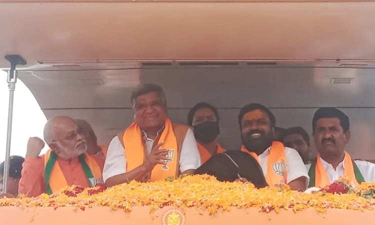 ಸಂಡೂರಲ್ಲಿ ಬಿಜೆಪಿ ಅಲೆಗೆ ಕಾಂಗ್ರೆಸ್ ಧೂಳಿಪಟ: ವಿಜಯ ಸಂಕಲ್ಪ ಯಾತ್ರೆಯಲ್ಲಿ ಶೆಟ್ಟರ್