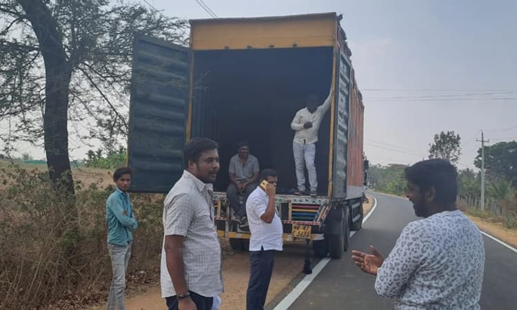 ಅಧಿಕಾರಿಗಳ ದಾಳಿ: ಜನರಿಗೆ ಹಂಚುತ್ತಿದ್ದ ಡಿನ್ನರ್ ಸೆಟ್, ಕಂಟೇನರ್ ವಶ