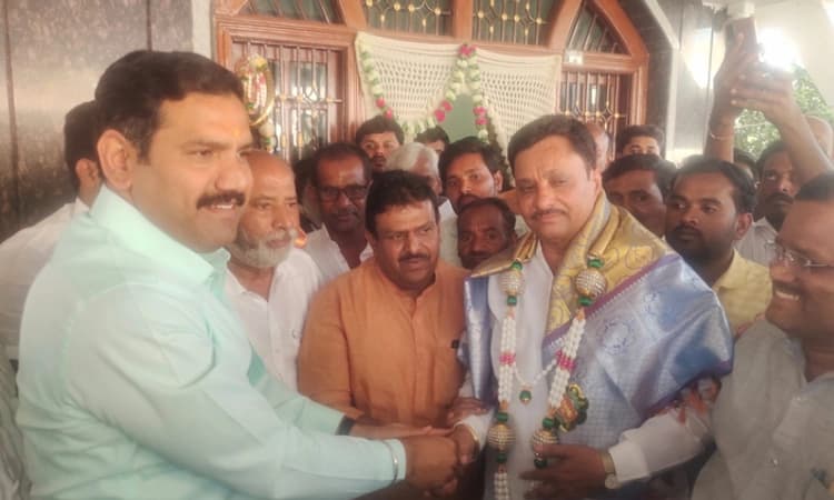 ಕಾಂಗ್ರೆಸ್ ಮುಖಂಡ ಅಶೋಕ ಬಳೂಟಗಿ ಮನೆಗೆ ಬಿ.ವೈ.ವಿಜಯೇಂದ್ರ ಭೇಟಿ