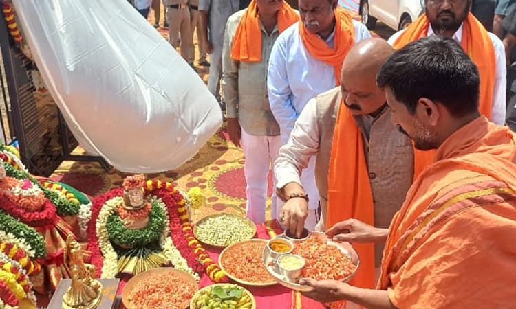 ಅಂಜಿನಾದ್ರಿ ಬೆಟ್ಟದ ಪಾದಗಟ್ಟೆಯಲ್ಲಿ ಸಿಎಂ ಬೊಮ್ಮಾಯಿ ಪೂಜೆ