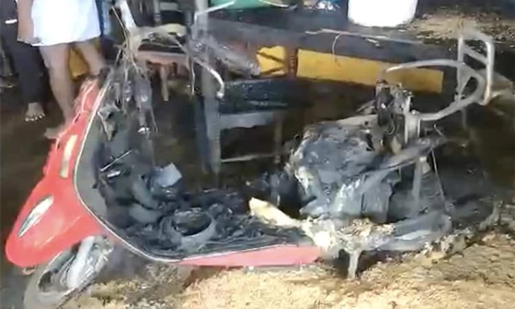 ಮಂಡ್ಯ:ಚಾರ್ಜಿಂಗ್ ವೇಳೆ ಎಲೆಕ್ಟ್ರಿಕ್ ಸ್ಕೂಟರ್ ಸ್ಫೋಟ ; 5 ಮಂದಿ ಪಾರು