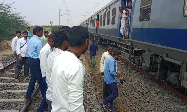 ರೈಲು ಚಕ್ರದಲ್ಲಿ ಹೊಗೆ: ಆತಂಕಗೊಂಡ ಪ್ರಯಾಣಿಕರು