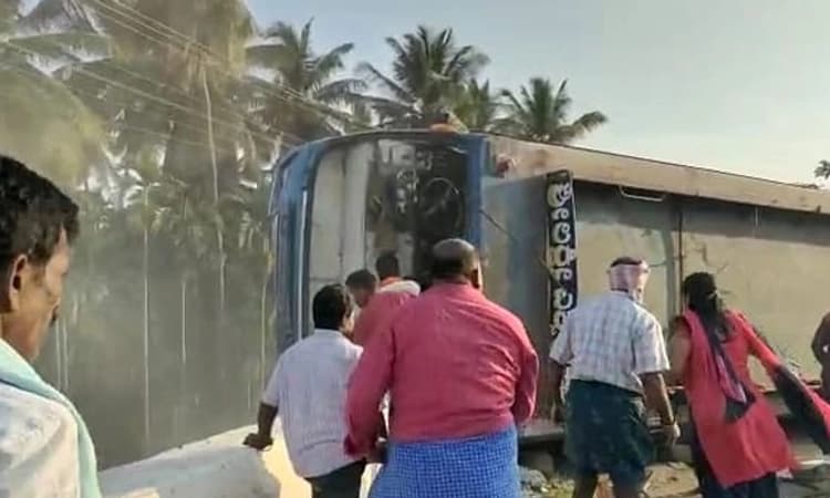 ಸೇತುವೆಗೆ ಢಿಕ್ಕಿ ಹೊಡೆದು ಉರುಳಿ ಬಿದ್ದ ಬಸ್; 20ಕ್ಕೂ ಹೆಚ್ಚು ಜನರಿಗೆ ಗಾಯ