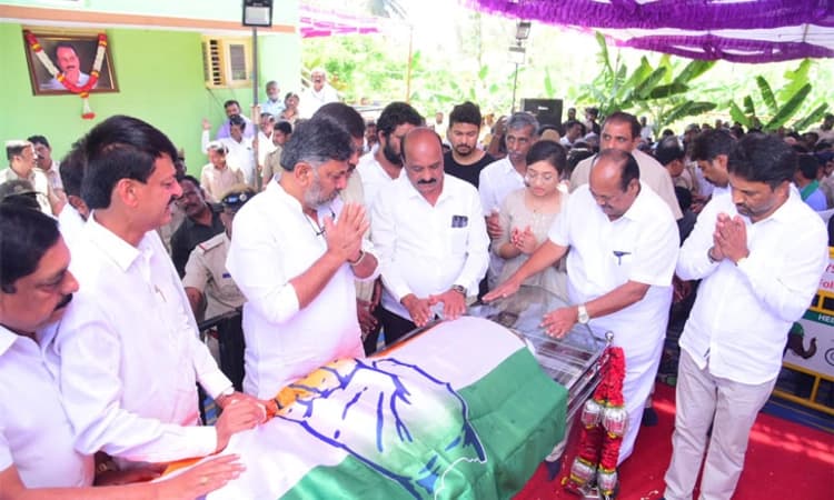 ಸರ್ಕಾರಿ ಗೌರವಗಳೊಡನೆ ಕೆಪಿಸಿಸಿ ಕಾರ್ಯಾಧ್ಯಕ್ಷ ಆರ್.ಧ್ರುವನಾರಾಯಣ ಅಂತ್ಯಕ್ರಿಯೆ