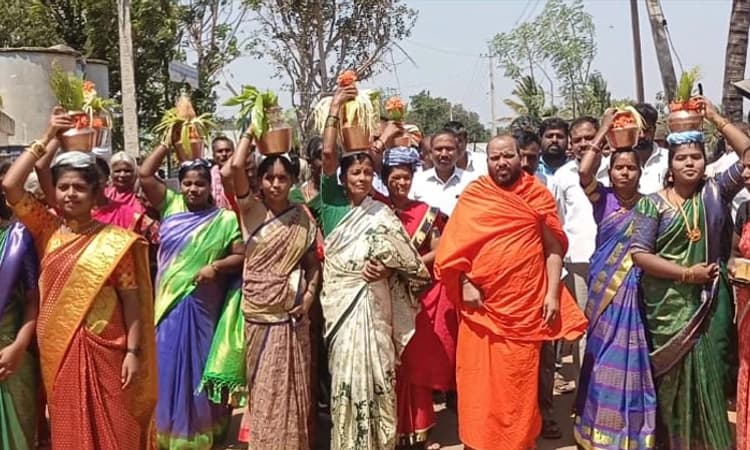 ಶ್ರೀ ರೇವಣಸಿದ್ದೇಶ್ವರ ಪೀಠದ ಶ್ರೀ ಈಶ್ವರಾನಂದಪುರಿ ಮಹಾಸ್ವಾಮಿಗಳಿಂದ ಭಿಕ್ಷಾಟನೆ