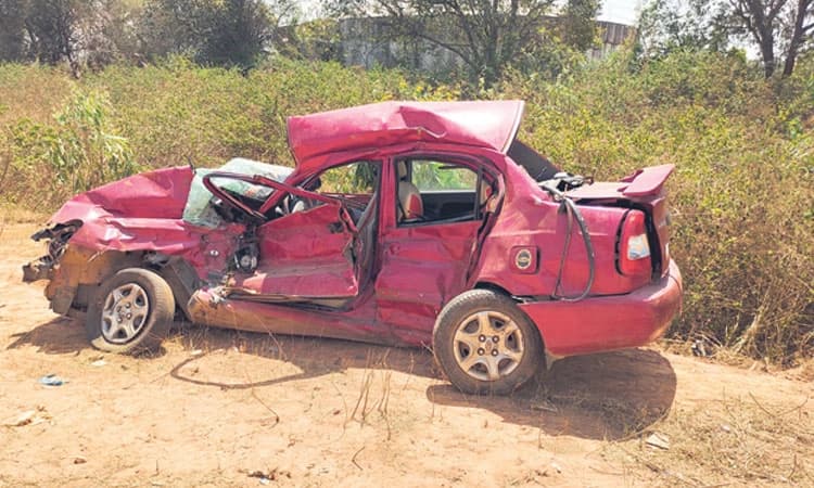 ಕಾರು-ಲಾರಿ ಢಿಕ್ಕಿ: ಇಬ್ಬರು ಸ್ಥಳದಲ್ಲೇ ಸಾವು