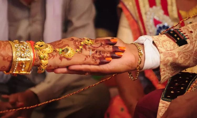 ಮದುವೆಗೂ ಮುನ್ನ ಮಕ್ಕಳು: ಇಬ್ಬರು ಪ್ರೇಯಸಿರನ್ನೂ ಒಂದೇ ಮಂಟಪದಲ್ಲಿ ಮದುವೆಯಾದ ಯುವಕ.!