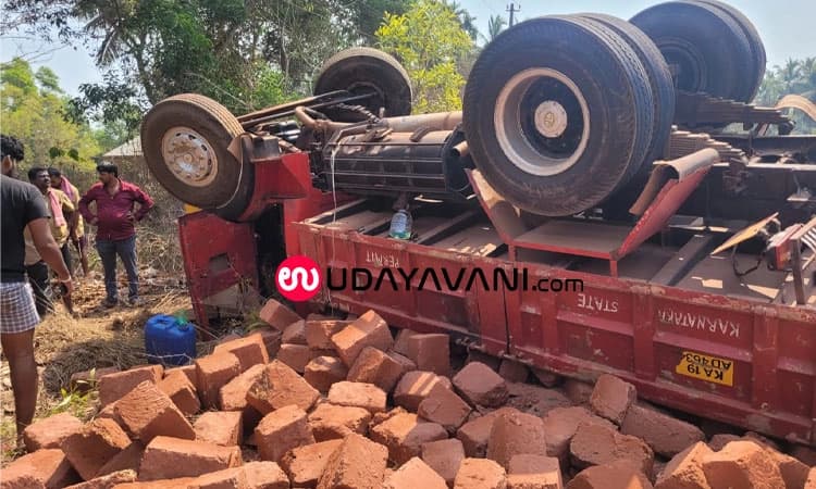 ಬಂಟಕಲ್: ಲಾರಿ ಪಲ್ಟಿ, ಚಾಲಕ, ಕ್ಲೀನರ್ ಪವಾಡ ಸದೃಶ ಪಾರು