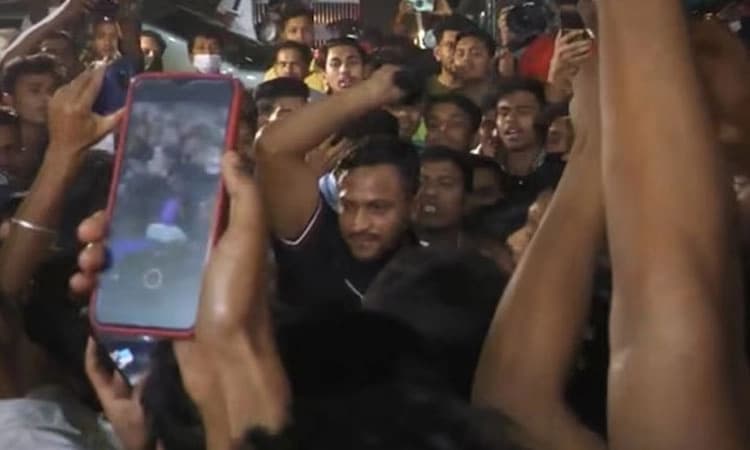 ವಿಡಿಯೋ: ಮತ್ತೆ ತಾಳ್ಮೆ ಕಳೆದುಕೊಂಡ ಶಕಿಬ್; ಜನರ ದಂಡಿನ ನಡುವೆಯೇ ಅಭಿಮಾನಿಗೆ ಹಲ್ಲೆ