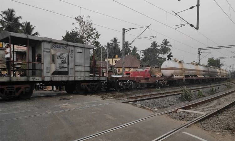 ರೈಲ್ವೇ ಟ್ಯಾಂಕರ್‌ನಲ್ಲಿ ಗ್ಯಾಸ್‌ ಸಾಗಾಟದ ವೇಳೆ ಸೋರಿಕೆ; ವಾಪಸ್‌ ನಿಲ್ದಾಣಕ್ಕೆ