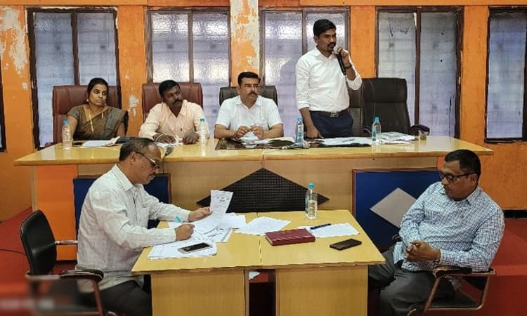 ರಬಕವಿ-ಬನಹಟ್ಟಿ: ನಗರಸಭೆಯ ಕಡತಗಳು ರಸ್ತೆಯಲ್ಲಿ ತಿರುಗಾಡುತ್ತಿವೆ