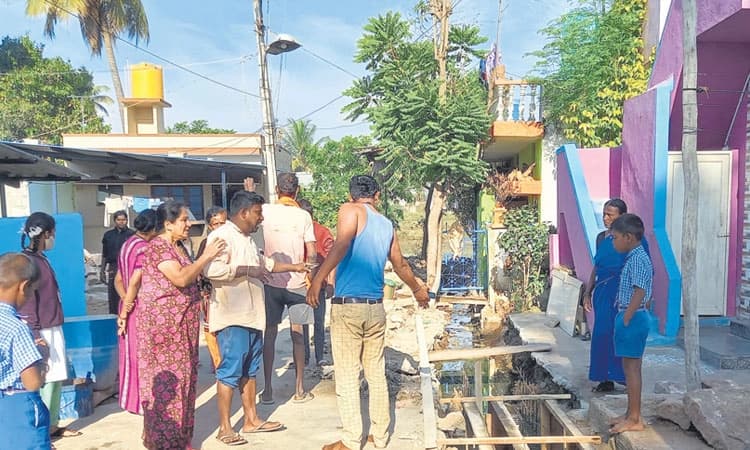 ಚರಂಡಿ ಕಾಮಗಾರಿ ಸ್ಥಗಿತ: ಅಧಿಕಾರಿಗಳ ವಿರುದ್ಧ ಆಕ್ರೋಶ