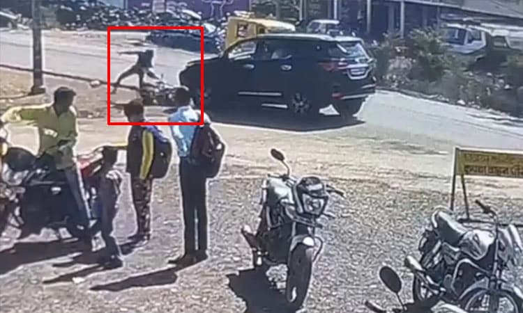 ಕಾಂಗ್ರೆಸ್‌ ನಾಯಕ ದಿಗ್ವಿಜಯ್ ಸಿಂಗ್ ಕಾರು ಢಿಕ್ಕಿ: ಬೈಕ್‌ ಸವಾರನಿಗೆ ಗಂಭೀರ ಗಾಯ